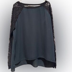 Elegant Dark Green & Black Lace Sleeve Women's Top
by LOFT Size L